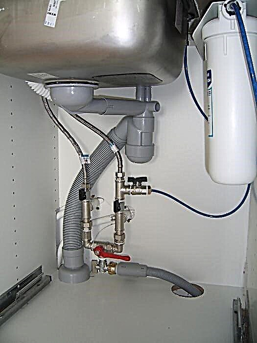 Ligação adequada da máquina de lavar louça ao abastecimento de água