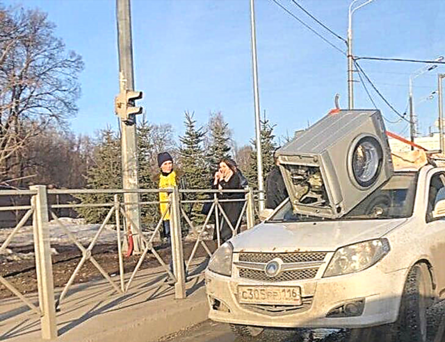 Unusual accident: the washing machine “knocked out” a foreign car
