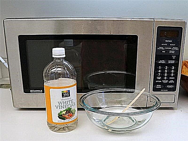 Cara membersihkan ketuhar gelombang mikro anda dengan cuka di rumah