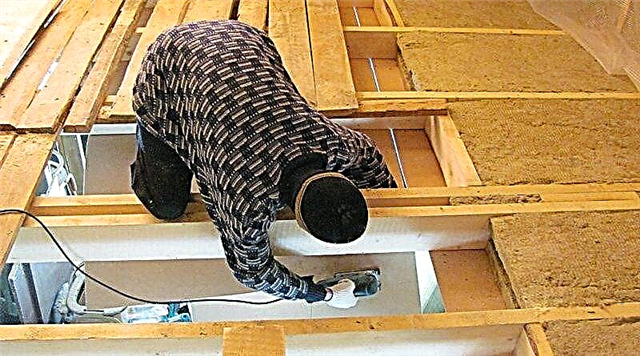 Opciones para aislar los pisos del ático sobre vigas de madera.