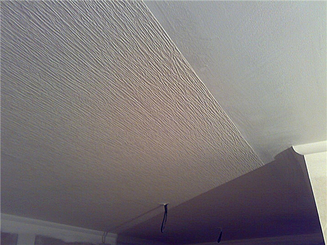 How to stick wallpaper on the ceiling?