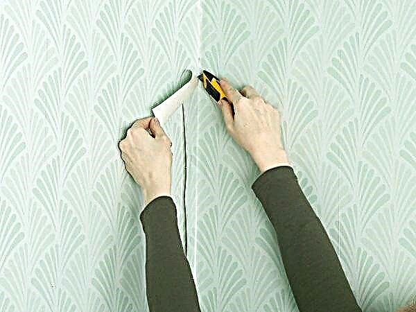 Bagaimana cara melekatkan kertas dinding di sudut?