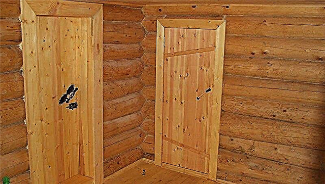 Instalación de una puerta interior en la partición de una casa de madera.