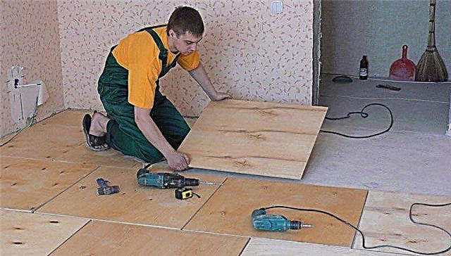 木製の床に合板を敷設