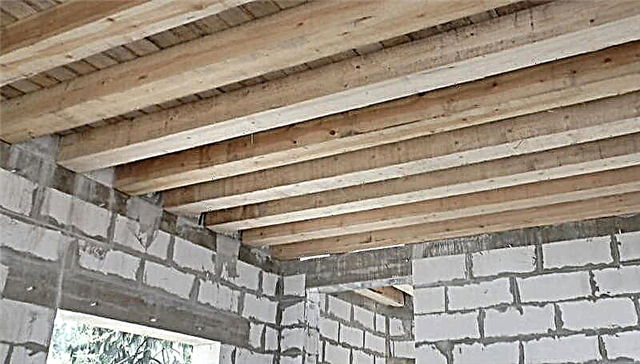 Perangkat lantai kayu di rumah beton aerasi