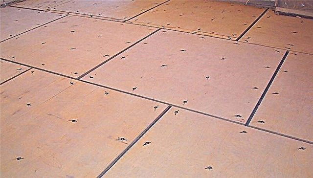 Placarea placajului sub strat laminat pe o podea din lemn
