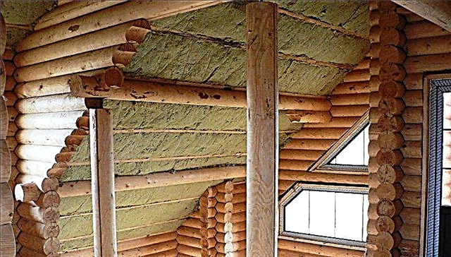 El proceso de aislamiento interno del techo con lana mineral.