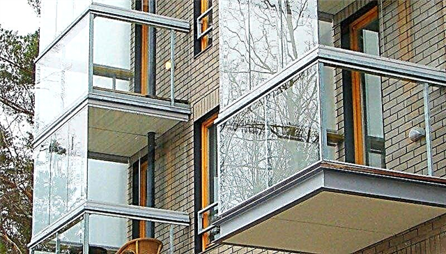 Pros y contras de los balcones acristalados y el método sin marco de logias