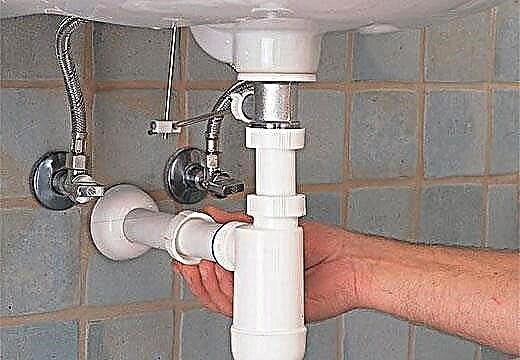 Varför luktar det som avloppsvatten i ett badrum eller toalett och hur fixas det?
