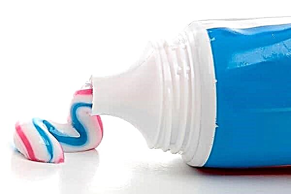 Scheinwerfer mit Zahnpasta und anderen unerwarteten Verwendungsmöglichkeiten im Alltag polieren