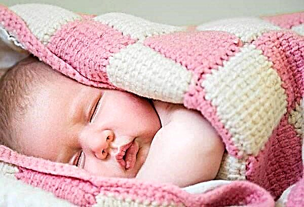 What blanket is better to put in a newborn's crib?