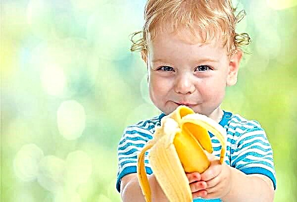 Hvordan fjerne ferske og gamle flekker fra en banan på barneklær?